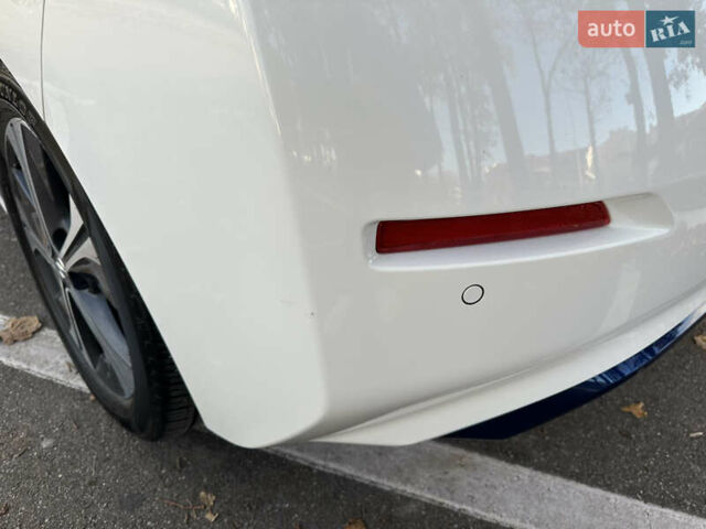 Белый Ниссан Лиф, объемом двигателя 0 л и пробегом 52 тыс. км за 15500 $, фото 13 на Automoto.ua