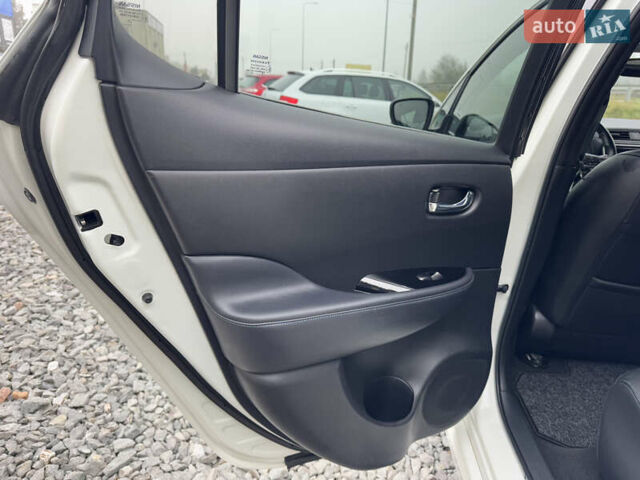 Белый Ниссан Лиф, объемом двигателя 0 л и пробегом 157 тыс. км за 11700 $, фото 49 на Automoto.ua