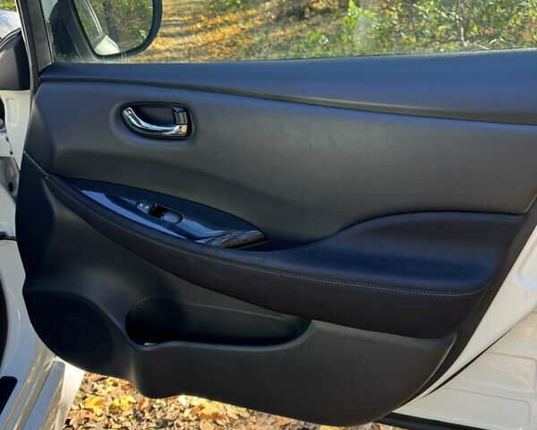 Белый Ниссан Лиф, объемом двигателя 0 л и пробегом 116 тыс. км за 11800 $, фото 64 на Automoto.ua