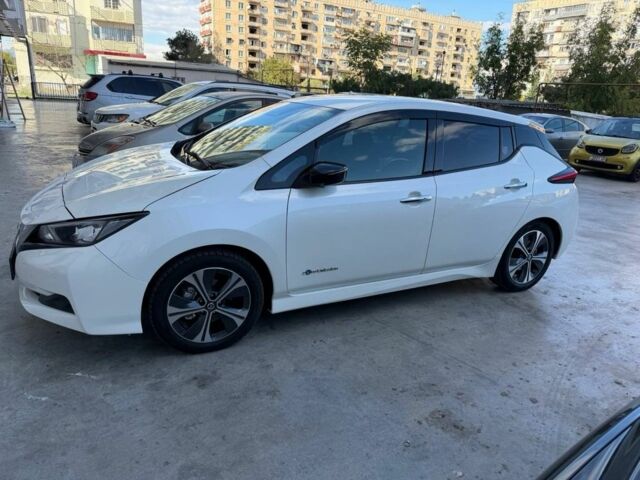 Белый Ниссан Лиф, объемом двигателя 0 л и пробегом 63 тыс. км за 11800 $, фото 4 на Automoto.ua