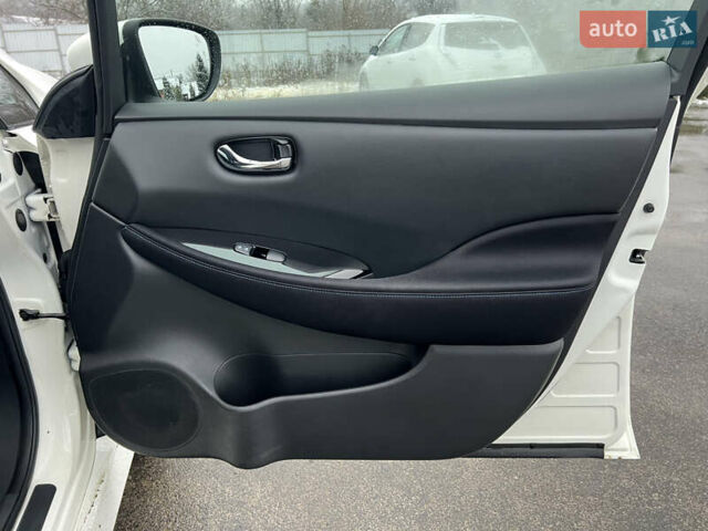 Белый Ниссан Лиф, объемом двигателя 0 л и пробегом 96 тыс. км за 13500 $, фото 13 на Automoto.ua