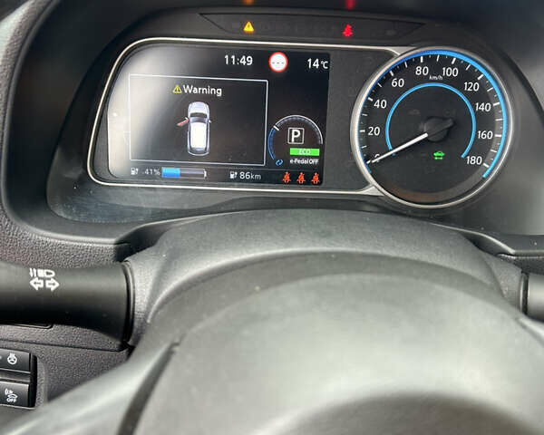 Белый Ниссан Лиф, объемом двигателя 0 л и пробегом 98 тыс. км за 13000 $, фото 7 на Automoto.ua