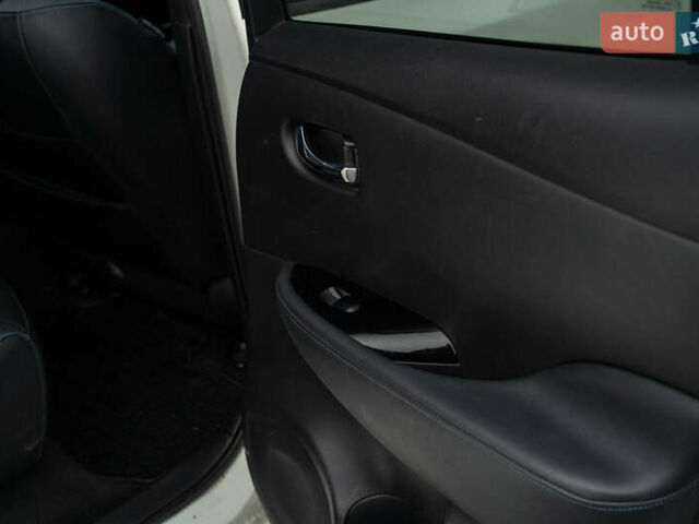 Белый Ниссан Лиф, объемом двигателя 0 л и пробегом 109 тыс. км за 14200 $, фото 43 на Automoto.ua