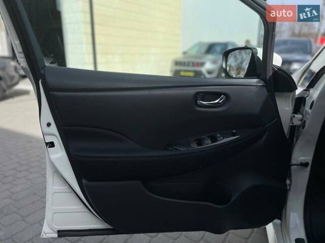 Белый Ниссан Лиф, объемом двигателя 0 л и пробегом 73 тыс. км за 13000 $, фото 7 на Automoto.ua