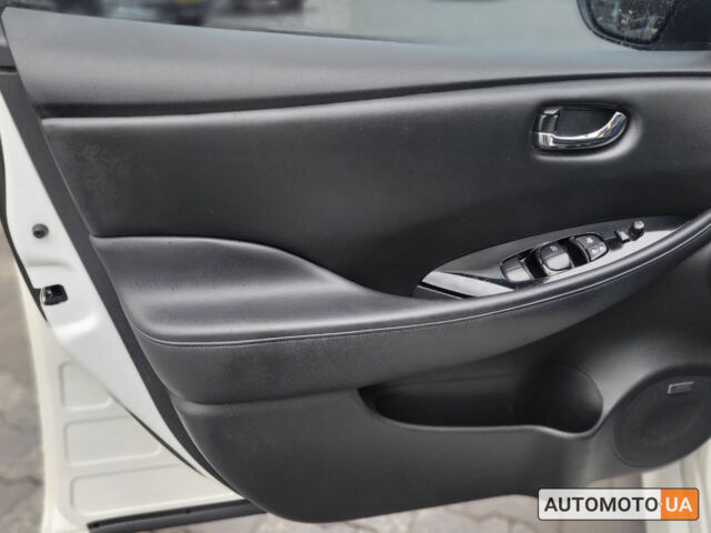 Белый Ниссан Лиф, объемом двигателя 40 л и пробегом 110 тыс. км за 15000 $, фото 6 на Automoto.ua