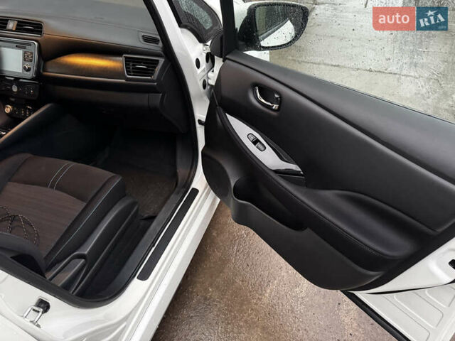 Белый Ниссан Лиф, объемом двигателя 0 л и пробегом 112 тыс. км за 13500 $, фото 6 на Automoto.ua