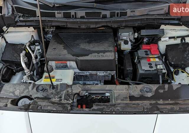 Белый Ниссан Лиф, объемом двигателя 0 л и пробегом 60 тыс. км за 14900 $, фото 43 на Automoto.ua