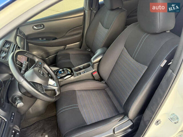 Білий Ніссан Ліф, об'ємом двигуна 0 л та пробігом 67 тис. км за 11500 $, фото 32 на Automoto.ua