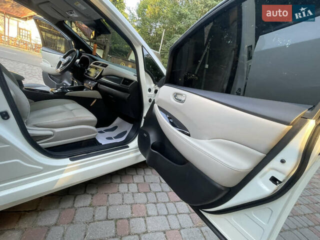 Білий Ніссан Ліф, об'ємом двигуна 0 л та пробігом 160 тис. км за 12659 $, фото 10 на Automoto.ua