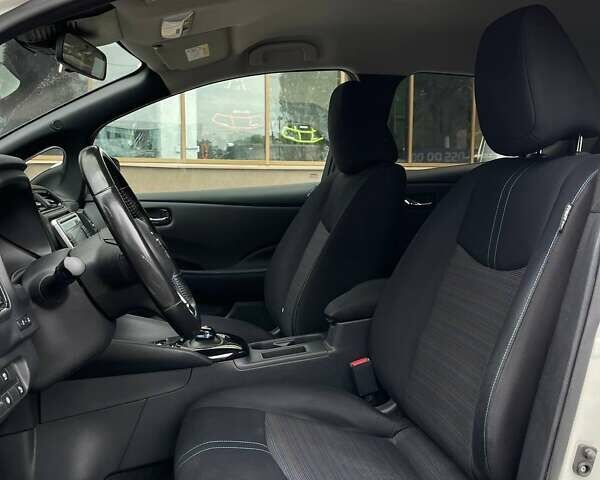 Белый Ниссан Лиф, объемом двигателя 0 л и пробегом 83 тыс. км за 12799 $, фото 15 на Automoto.ua