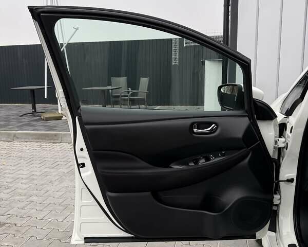 Белый Ниссан Лиф, объемом двигателя 0 л и пробегом 92 тыс. км за 12500 $, фото 13 на Automoto.ua