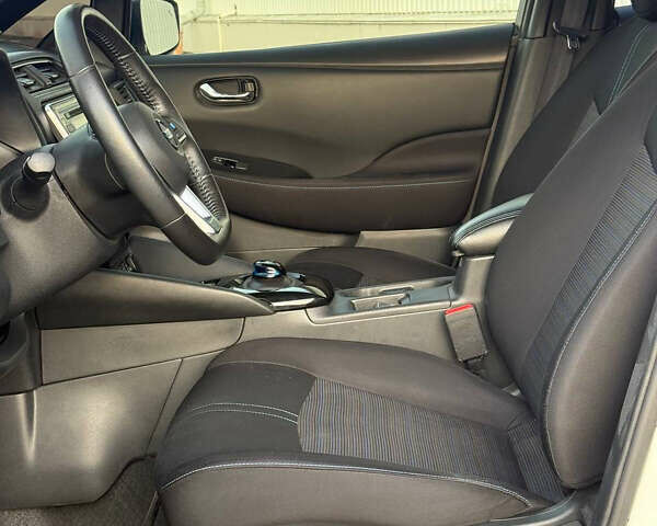 Білий Ніссан Ліф, об'ємом двигуна 0 л та пробігом 67 тис. км за 11500 $, фото 23 на Automoto.ua