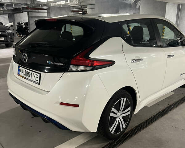 Белый Ниссан Лиф, объемом двигателя 0 л и пробегом 91 тыс. км за 13000 $, фото 4 на Automoto.ua