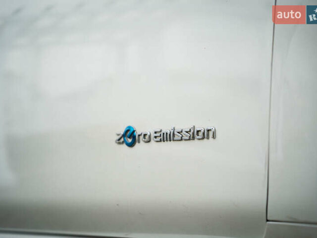 Белый Ниссан Лиф, объемом двигателя 0 л и пробегом 108 тыс. км за 13900 $, фото 16 на Automoto.ua