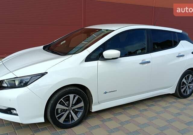 Белый Ниссан Лиф, объемом двигателя 0 л и пробегом 75 тыс. км за 11999 $, фото 4 на Automoto.ua