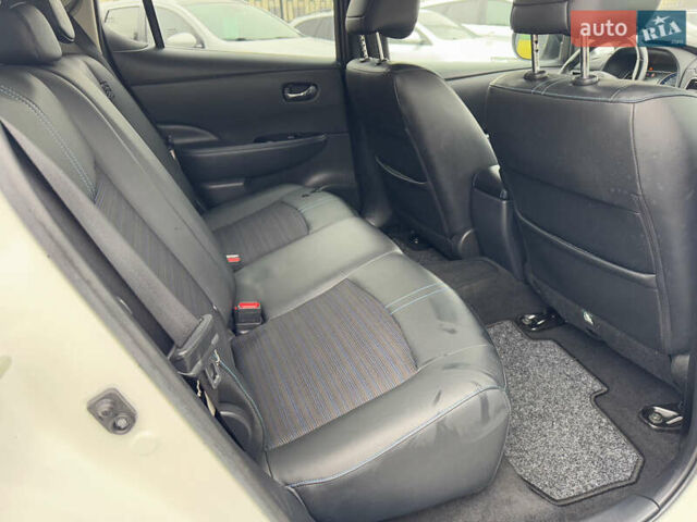 Белый Ниссан Лиф, объемом двигателя 0 л и пробегом 157 тыс. км за 11700 $, фото 42 на Automoto.ua