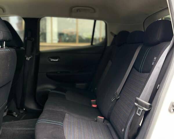 Белый Ниссан Лиф, объемом двигателя 0 л и пробегом 83 тыс. км за 12799 $, фото 27 на Automoto.ua