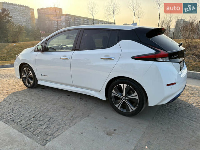 Белый Ниссан Лиф, объемом двигателя 0 л и пробегом 140 тыс. км за 13850 $, фото 9 на Automoto.ua