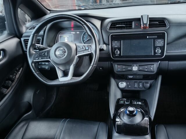 Белый Ниссан Лиф, объемом двигателя 0 л и пробегом 124 тыс. км за 15000 $, фото 4 на Automoto.ua