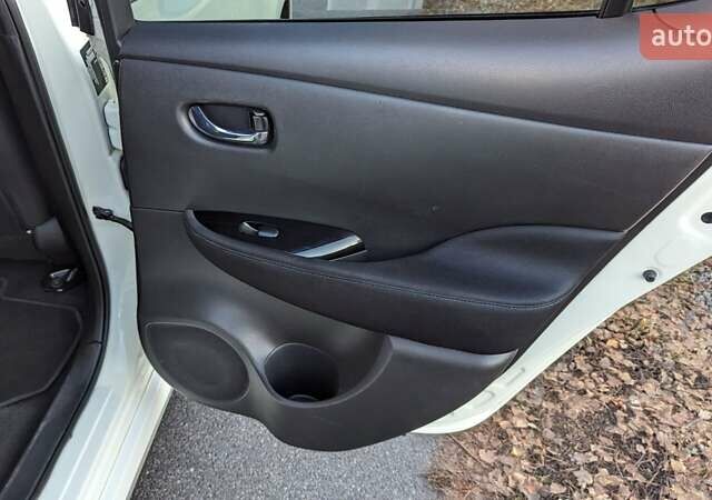 Белый Ниссан Лиф, объемом двигателя 0 л и пробегом 60 тыс. км за 14900 $, фото 47 на Automoto.ua