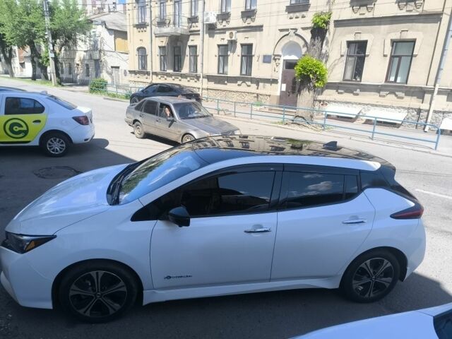 Білий Ніссан Ліф, об'ємом двигуна 0 л та пробігом 129 тис. км за 13000 $, фото 2 на Automoto.ua