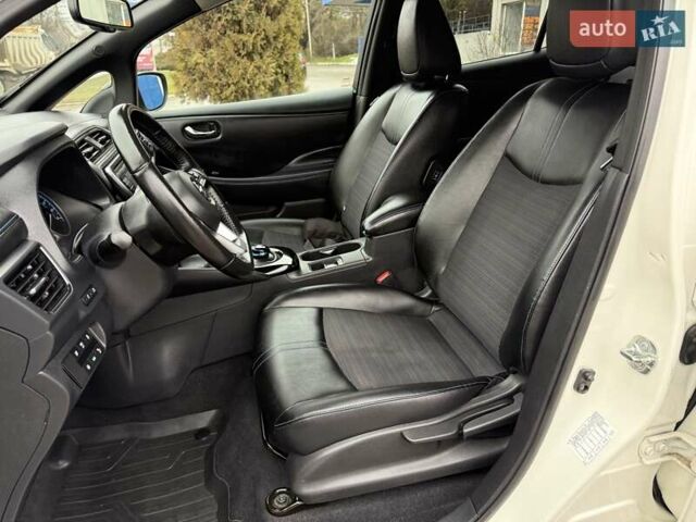 Белый Ниссан Лиф, объемом двигателя 0 л и пробегом 82 тыс. км за 13999 $, фото 53 на Automoto.ua