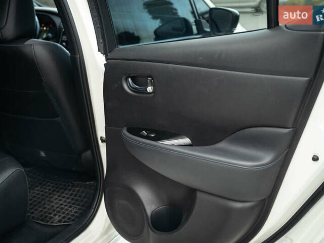 Белый Ниссан Лиф, объемом двигателя 0 л и пробегом 108 тыс. км за 13900 $, фото 31 на Automoto.ua