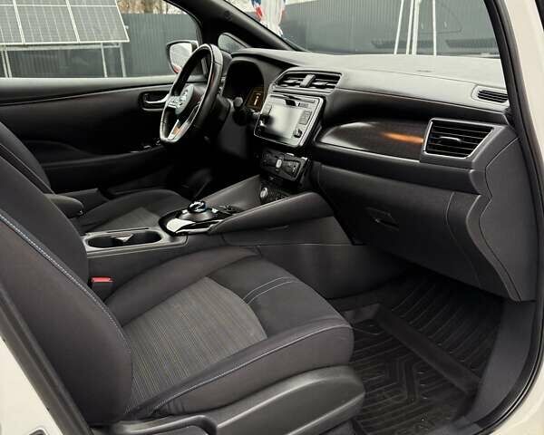 Белый Ниссан Лиф, объемом двигателя 0 л и пробегом 92 тыс. км за 12500 $, фото 25 на Automoto.ua