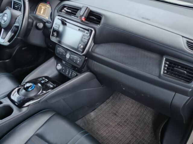 Белый Ниссан Лиф, объемом двигателя 0 л и пробегом 124 тыс. км за 15000 $, фото 7 на Automoto.ua