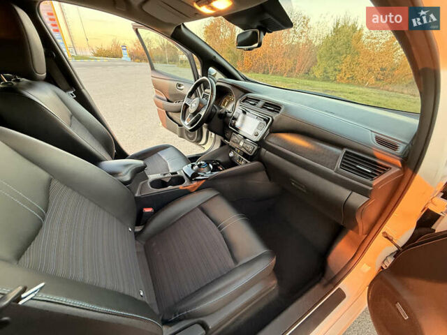 Белый Ниссан Лиф, объемом двигателя 0 л и пробегом 162 тыс. км за 12000 $, фото 12 на Automoto.ua