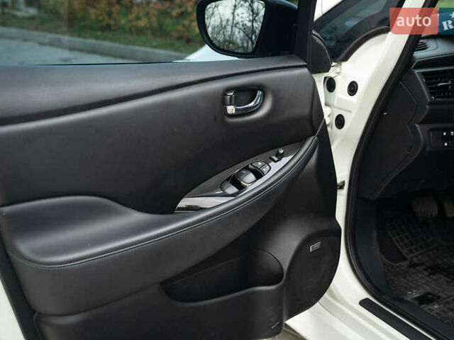 Белый Ниссан Лиф, объемом двигателя 0 л и пробегом 108 тыс. км за 13900 $, фото 28 на Automoto.ua