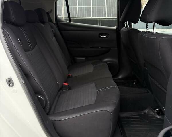 Белый Ниссан Лиф, объемом двигателя 0 л и пробегом 92 тыс. км за 12500 $, фото 24 на Automoto.ua