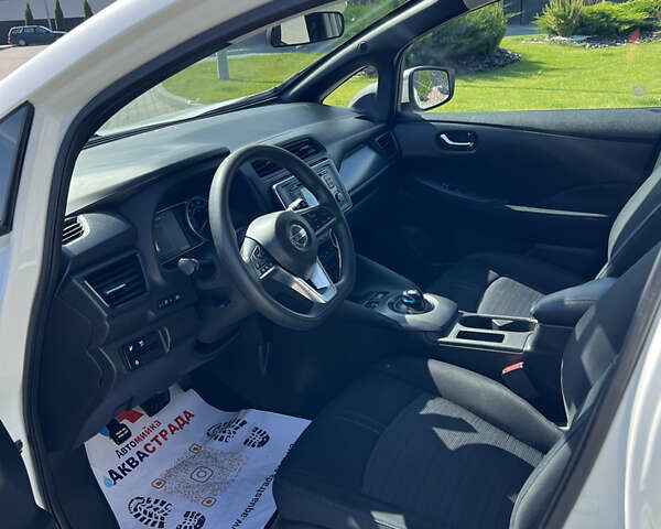 Белый Ниссан Лиф, объемом двигателя 0 л и пробегом 84 тыс. км за 11450 $, фото 5 на Automoto.ua