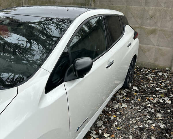 Белый Ниссан Лиф, объемом двигателя 0 л и пробегом 98 тыс. км за 13000 $, фото 3 на Automoto.ua