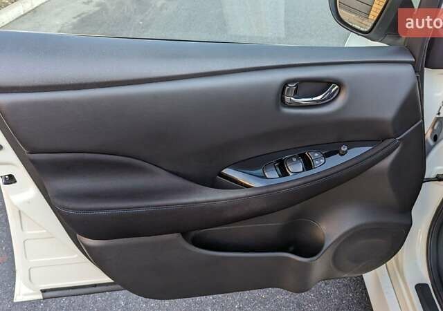 Белый Ниссан Лиф, объемом двигателя 0 л и пробегом 60 тыс. км за 14900 $, фото 28 на Automoto.ua