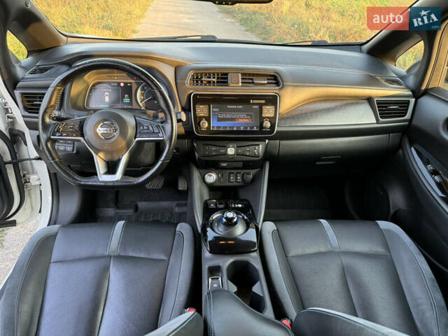 Белый Ниссан Лиф, объемом двигателя 0 л и пробегом 200 тыс. км за 12000 $, фото 5 на Automoto.ua