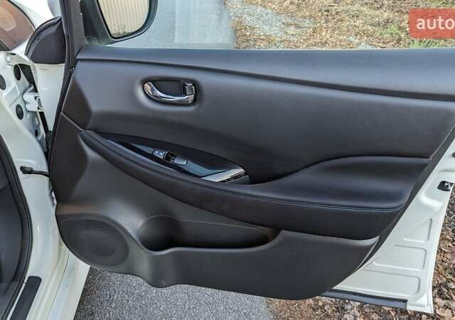 Белый Ниссан Лиф, объемом двигателя 0 л и пробегом 60 тыс. км за 14900 $, фото 45 на Automoto.ua