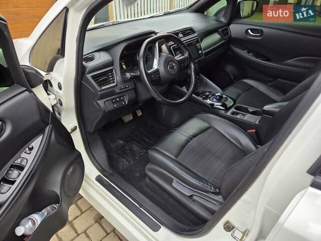 Белый Ниссан Лиф, объемом двигателя 0 л и пробегом 140 тыс. км за 11000 $, фото 6 на Automoto.ua