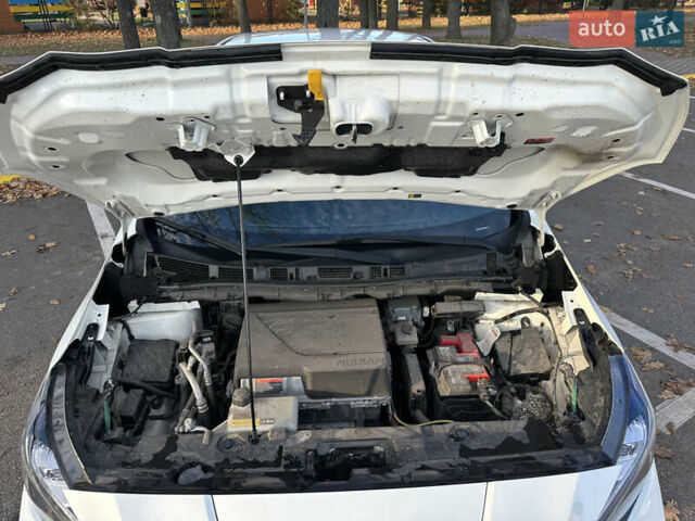 Белый Ниссан Лиф, объемом двигателя 0 л и пробегом 52 тыс. км за 15500 $, фото 22 на Automoto.ua