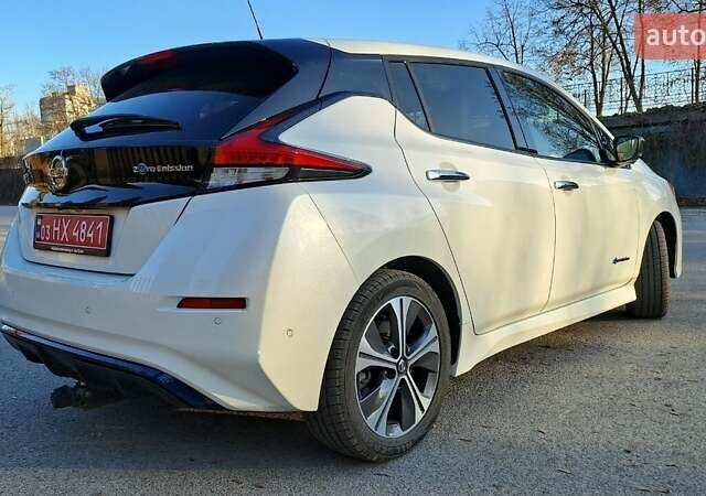 Белый Ниссан Лиф, объемом двигателя 0 л и пробегом 114 тыс. км за 12950 $, фото 4 на Automoto.ua