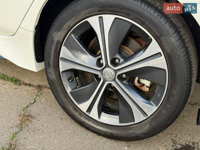 Білий Ніссан Ліф, об'ємом двигуна 0 л та пробігом 67 тис. км за 11500 $, фото 7 на Automoto.ua