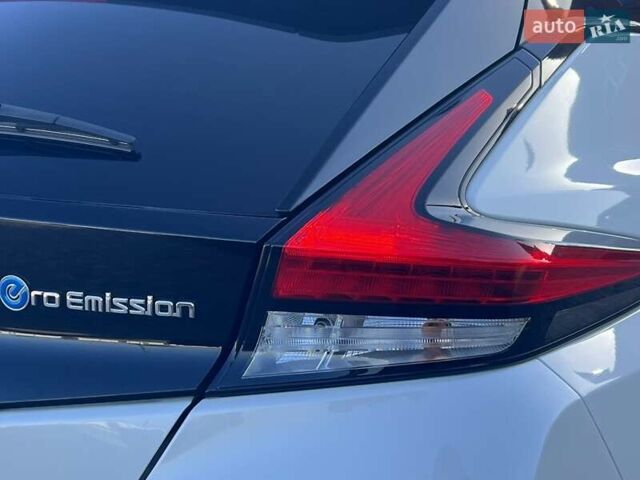 Белый Ниссан Лиф, объемом двигателя 0 л и пробегом 77 тыс. км за 12500 $, фото 12 на Automoto.ua