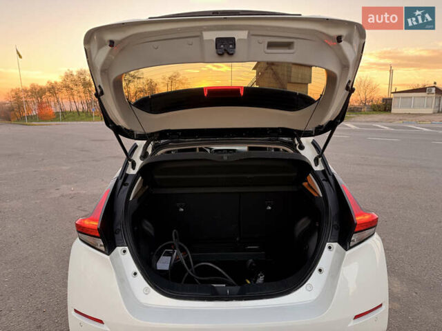 Белый Ниссан Лиф, объемом двигателя 0 л и пробегом 162 тыс. км за 12000 $, фото 7 на Automoto.ua