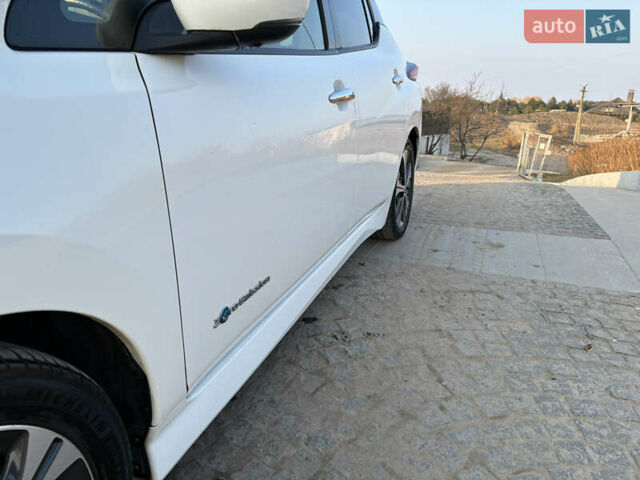 Белый Ниссан Лиф, объемом двигателя 0 л и пробегом 140 тыс. км за 13850 $, фото 7 на Automoto.ua