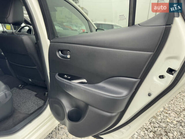 Белый Ниссан Лиф, объемом двигателя 0 л и пробегом 157 тыс. км за 11700 $, фото 44 на Automoto.ua