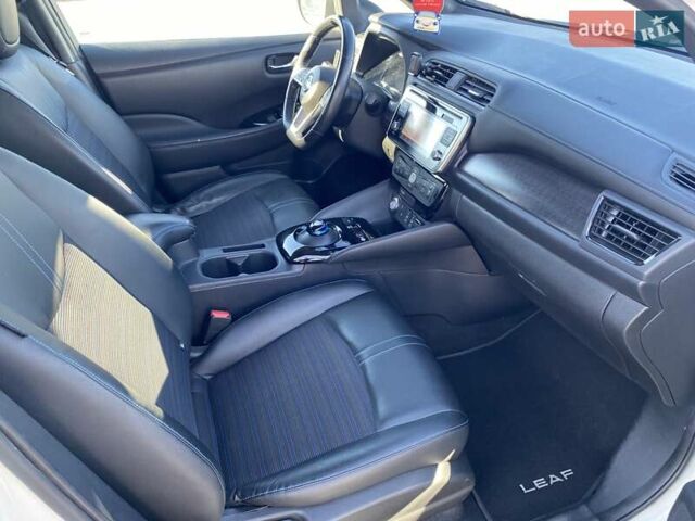 Белый Ниссан Лиф, объемом двигателя 0 л и пробегом 140 тыс. км за 12800 $, фото 18 на Automoto.ua