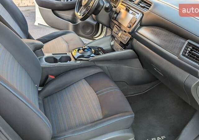 Белый Ниссан Лиф, объемом двигателя 0 л и пробегом 60 тыс. км за 14900 $, фото 46 на Automoto.ua