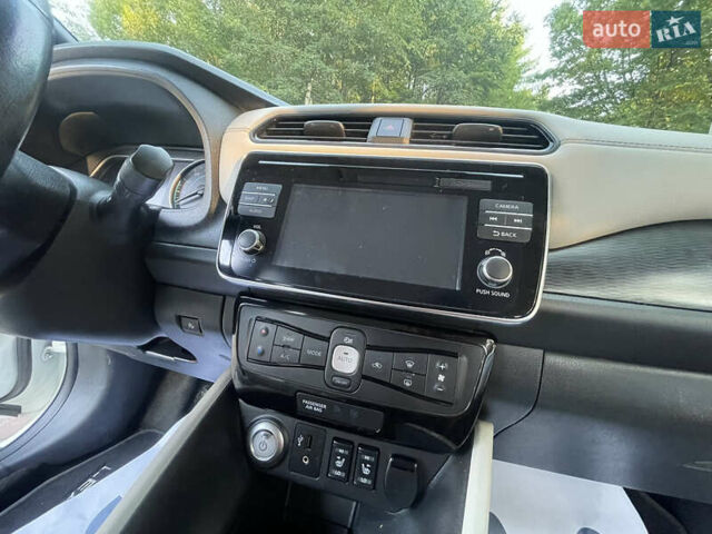 Білий Ніссан Ліф, об'ємом двигуна 0 л та пробігом 160 тис. км за 12659 $, фото 36 на Automoto.ua
