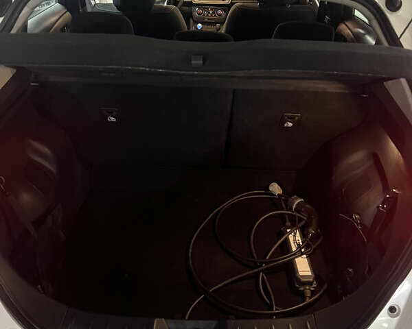 Белый Ниссан Лиф, объемом двигателя 0 л и пробегом 91 тыс. км за 13000 $, фото 15 на Automoto.ua