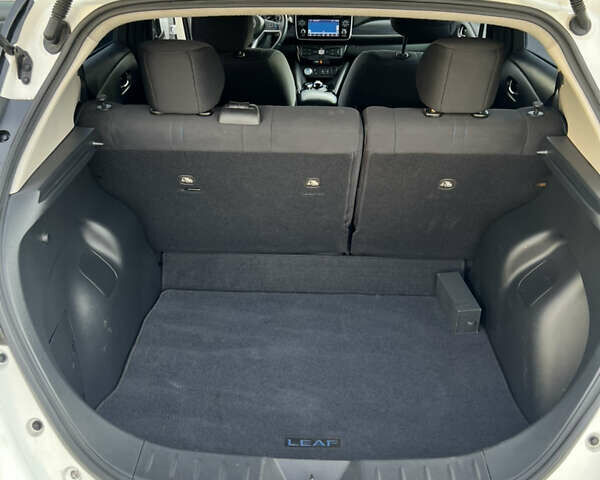 Білий Ніссан Ліф, об'ємом двигуна 0 л та пробігом 58 тис. км за 13499 $, фото 21 на Automoto.ua